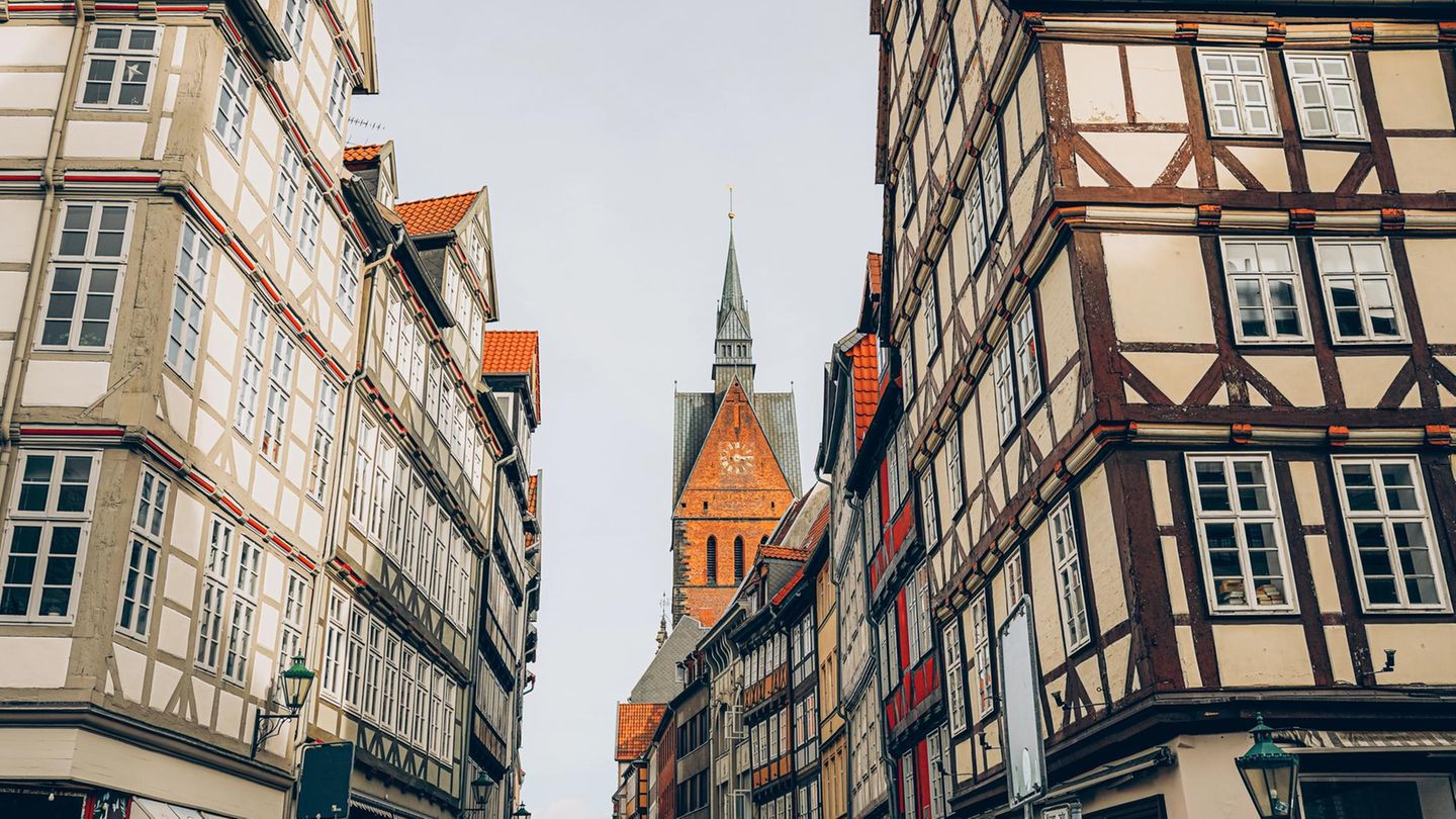 Häuser in der Altstadt von Hannover mit der Marktkirche im Hintergrund Häuser in der Altstadt von Hannover mit der Marktkirche im Hintergrund
