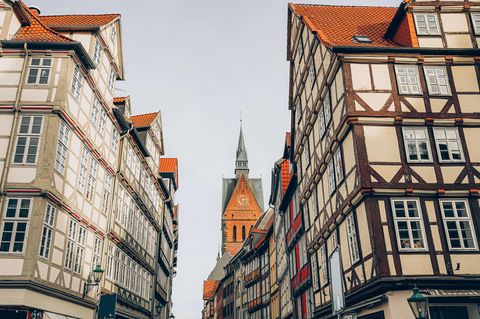 Häuser in der Altstadt von Hannover mit der Marktkirche im Hintergrund