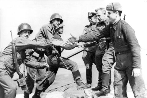 Die Aufnahme des Fotografen Allan Jackson zeigt die gestellte Begrüßungsszene in Torgau an der Elbe