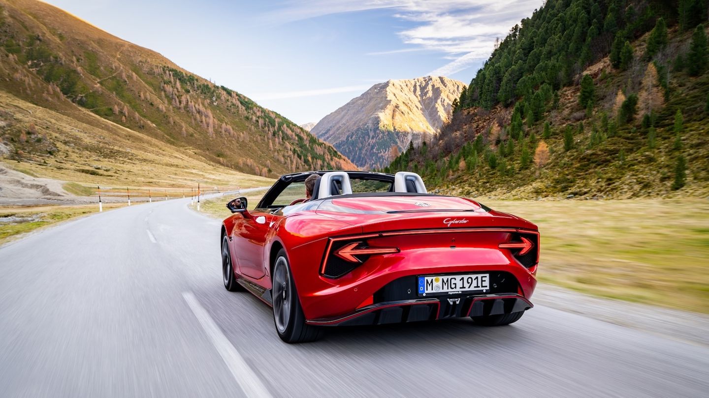 MG Cyberster  Die Basisvariante mit 250 kW/340 PS für knapp 63.000 Euro ist schon stark, doch das Topmodell mit 375 kW/510 PS, Allradantrieb und 77-kWh-Akku macht aus dem Fahrtwind einen Orkan. Ein Highlight: Die Türen öffnen sich seitlich nach oben