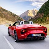 MG Cyberster  Die Basisvariante mit 250 kW/340 PS für knapp 63.000 Euro ist schon stark, doch das Topmodell mit 375 kW/510 PS, Allradantrieb und 77-kWh-Akku macht aus dem Fahrtwind einen Orkan. Ein Highlight: Die Türen öffnen sich seitlich nach oben