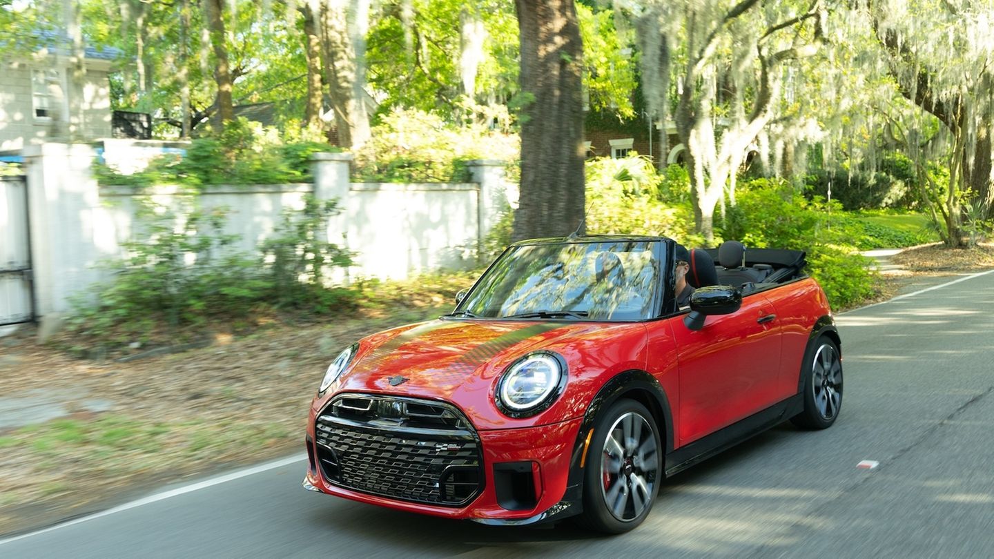 Mini John Cooper Works Cabrio  Klein, frech und gerne etwas wild – das Mini John Cooper Works Cabrio ist perfekt für die kommende Saison. Es bietet ausreichend Platz für zwei Erwachsene und notfalls auch Kinder im Fond. Das Stoffverdeck erweist sich als wahre Wunderkappe mit Schiebedach- und Kofferraumfunktion. Auf geht’s! 