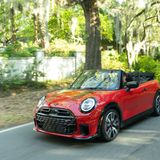 Mini John Cooper Works Cabrio  Klein, frech und gerne etwas wild – das Mini John Cooper Works Cabrio ist perfekt für die kommende Saison. Es bietet ausreichend Platz für zwei Erwachsene und notfalls auch Kinder im Fond. Das Stoffverdeck erweist sich als wahre Wunderkappe mit Schiebedach- und Kofferraumfunktion. Auf geht’s! 