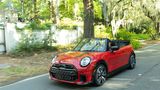 Mini John Cooper Works Cabrio  Klein, frech und gerne etwas wild – das Mini John Cooper Works Cabrio ist perfekt für die kommende Saison. Es bietet ausreichend Platz für zwei Erwachsene und notfalls auch Kinder im Fond. Das Stoffverdeck erweist sich als wahre Wunderkappe mit Schiebedach- und Kofferraumfunktion. Auf geht’s! 