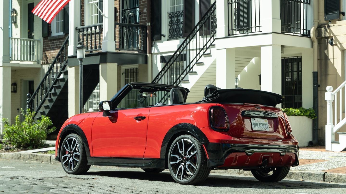 Mini John Cooper Works Cabrio  Für alle, denen Mini Cooper C und S zu brav sind, ist der 170 kW/231 PS starke Sport-Sonnenanbeter aus Oxford die richtige Wahl – Sturmfrisur garantiert. Ab knapp über 44.000 Euro gibt es leider keine edlen Ledersitze mehr, und das Head-up-Display wirkt wie aus den frühen 2000ern – schade. Doch beim Fahrspaß ist dieses Cabrio kaum zu schlagen