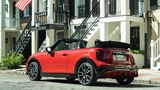 Mini John Cooper Works Cabrio  Für alle, denen Mini Cooper C und S zu brav sind, ist der 170 kW/231 PS starke Sport-Sonnenanbeter aus Oxford die richtige Wahl – Sturmfrisur garantiert. Ab knapp über 44.000 Euro gibt es leider keine edlen Ledersitze mehr, und das Head-up-Display wirkt wie aus den frühen 2000ern – schade. Doch beim Fahrspaß ist dieses Cabrio kaum zu schlagen