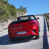 Volkswagen T-Roc Cabrio  Cabriofans sollten zur R-Line-Version mit siebenstufigem Doppelkupplungsgetriebe greifen. Der Kofferraum mit 280 Litern ist überschaubar, doch die Rückbank – kaum ernsthaft genutzt – schafft Abhilfe. Bei über 200 km/h auf der Autobahn sorgt das stramme Stoffdach, das vom VW Golf Cabrio stammt, für ungetrübten Fahrspaß