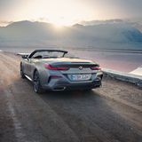 BMW 8er Cabrio  Wem der Sechszylinder-Benziner nicht reicht, der wählt die drehmomentstarke Dieselversion oder die Achtzylinder von 850i oder M8 mit 530 bzw. 625 PS, serienmäßig mit Allradantrieb. Im luxuriösen, lederbezogenen Innenraum bietet der 8er BMW höchsten Komfort und Fahrvergnügen – auch wenn die Sonne einmal ausbleibt