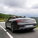 Mercedes CLE Cabrio  Deutlich standesgemäßer ist der CLE 450 4MATIC mit elektrischem Stoffdach und 280 kW/381 PS starkem Reihensechszylinder, der knapp 90.000 Euro kostet – inklusive vieler Luxusdetails. Und für die Extraportion Leistung steht der CLE 53 AMG bereit