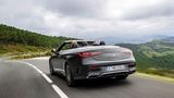 Mercedes CLE Cabrio  Deutlich standesgemäßer ist der CLE 450 4MATIC mit elektrischem Stoffdach und 280 kW/381 PS starkem Reihensechszylinder, der knapp 90.000 Euro kostet – inklusive vieler Luxusdetails. Und für die Extraportion Leistung steht der CLE 53 AMG bereit