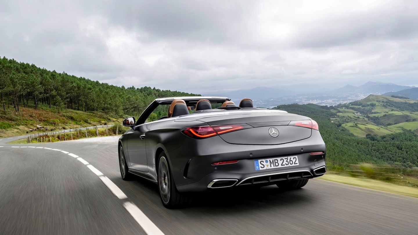 Mercedes CLE Cabrio  Deutlich standesgemäßer ist der CLE 450 4MATIC mit elektrischem Stoffdach und 280 kW/381 PS starkem Reihensechszylinder, der knapp 90.000 Euro kostet – inklusive vieler Luxusdetails. Und für die Extraportion Leistung steht der CLE 53 AMG bereit