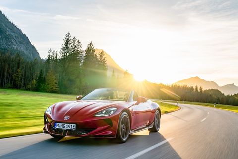MG Cyberster  Während viele Volumenhersteller die Cabriolets aus ihrem Programm streichen, setzt der chinesische Hersteller MG ein Zeichen. Der Cyberster, aktuell das einzige Elektro-Cabriolet, kombiniert lautlose Fahrt mit sportlichem Flair – ideal für alle Jahreszeiten