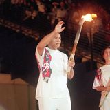 Der an Parkinson erkrankte Ali entzündet 1996 bei den Spielen in Atlanta das olympische Feuer