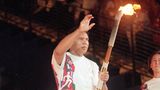 Der an Parkinson erkrankte Ali entzündet 1996 bei den Spielen in Atlanta das olympische Feuer