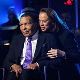 Ali und seine Frau Lonnie, die hinter ihm steht und ihren Kopf auf seine Schulter legt