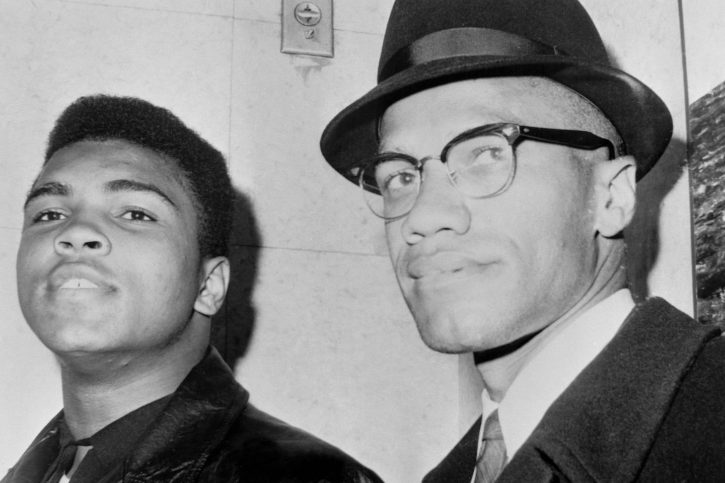 1964 lernt Ali auch Malcolm X kennen. Das Sprachrohr der islamischen, nationalistischen Schwarzenbewegung Nation of Islam fasziniert ihn