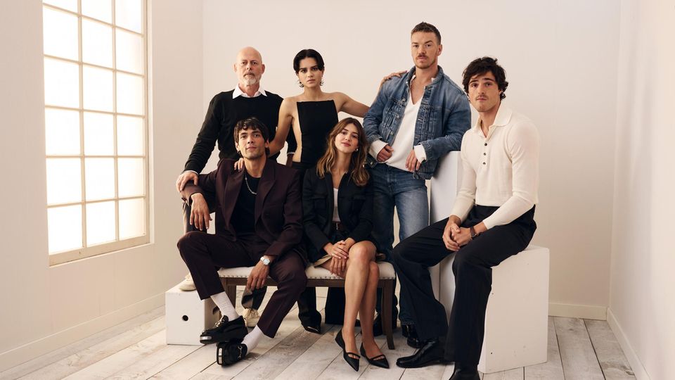 Der Cast von "On Swift Horses" 2024 in Toronto mit Regisseur Daniel Minahan