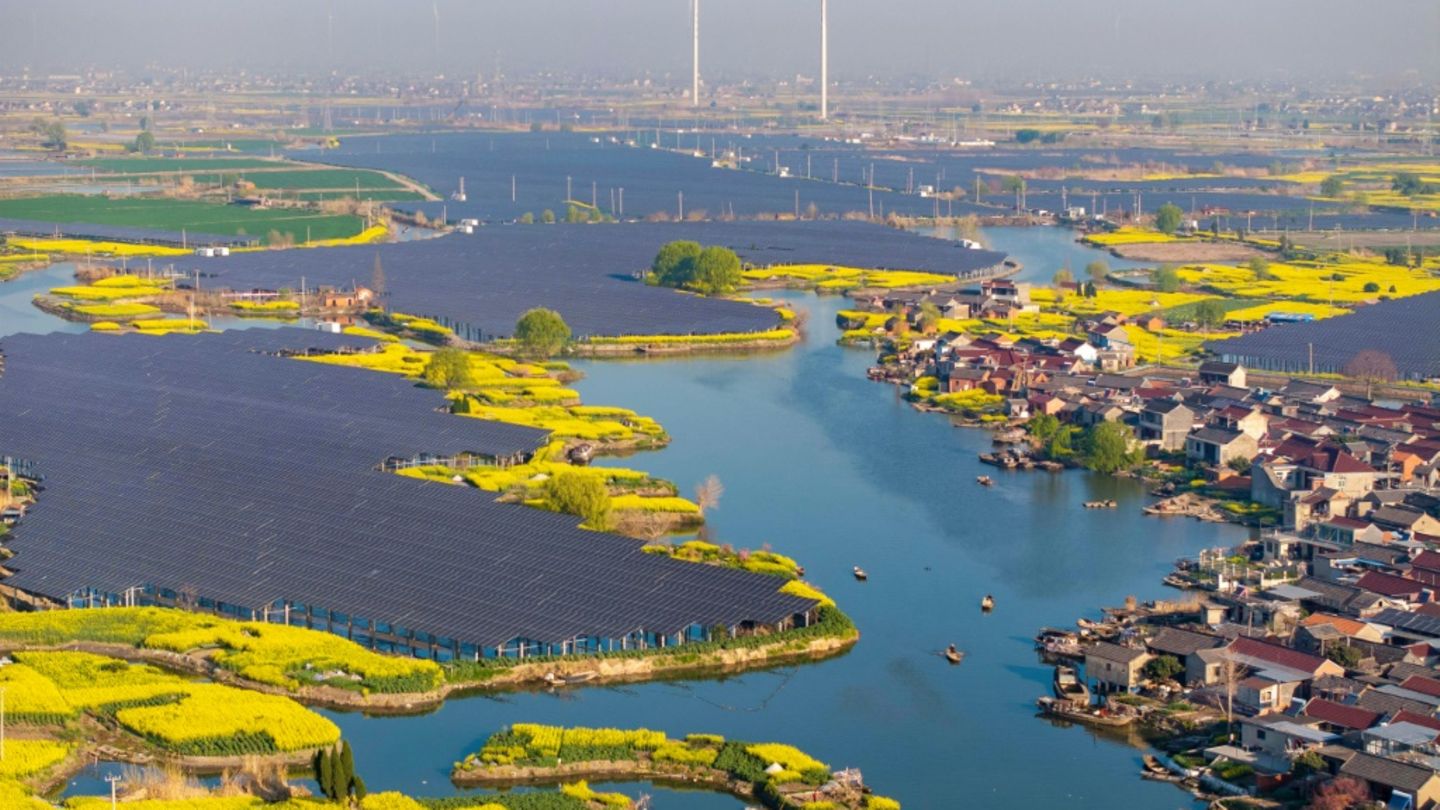 Solar- und Windkraftanlagen im Ort Taizhou im März 2025