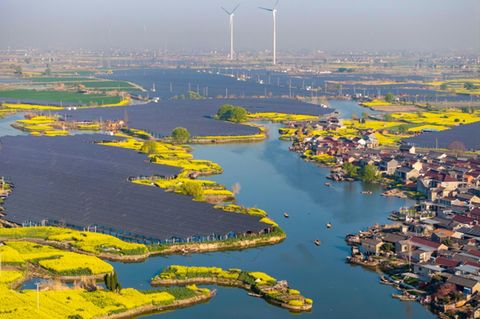 Solar- und Windkraftanlagen im Ort Taizhou im März 2025