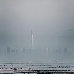 Die Skyline von Dubai im Dunst