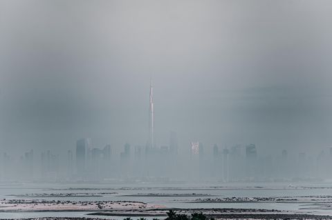 Die Skyline von Dubai im Dunst