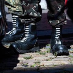 Schwarze Springerstiefel, weiße Schnürsenkel: Das Erkennungszeichen von Neonazis