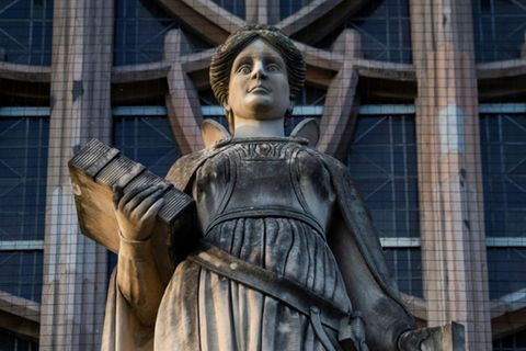 Figur von Justitia an einem Gericht