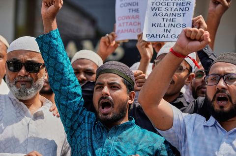 Muslime in Kaschmir protestieren gegen den Terror im von Indien kontrollierten Landesteil