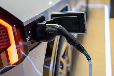 Laden eines Kia-Modells auf der Automesse New York 2025