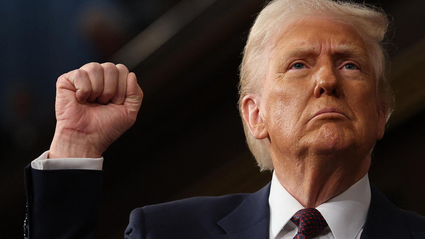 Amtszeit: Donald Trump erhebt die Faust