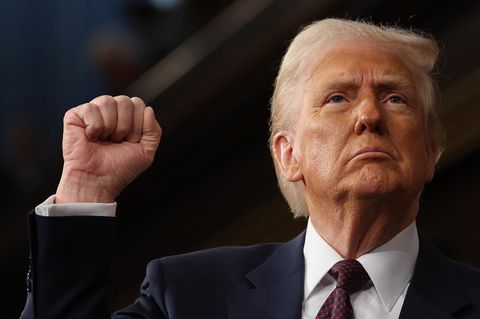 Amtszeit: Donald Trump erhebt die Faust