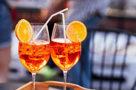 Lebensmittelfarbstoffe: Zwei Gläser Aperol Spritz