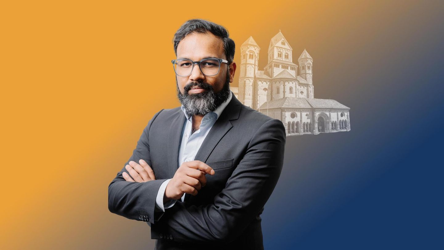 Stephan Anpalagan über Kirche und Politik, der Autor steht vor dem stilisierten Vatikan