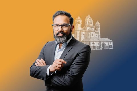 Stephan Anpalagan über Kirche und Politik, der Autor steht vor dem stilisierten Vatikan