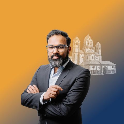 Stephan Anpalagan über Kirche und Politik, der Autor steht vor dem stilisierten Vatikan