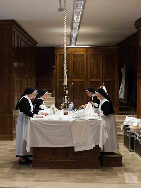 Auch im Vatikan wird schmutzige Wäsche gewaschen: In der Sakristei von Sankt Peter bügeln Ordensschwestern liturgische Gewänder