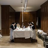 Auch im Vatikan wird schmutzige Wäsche gewaschen: In der Sakristei von Sankt Peter bügeln Ordensschwestern liturgische Gewänder