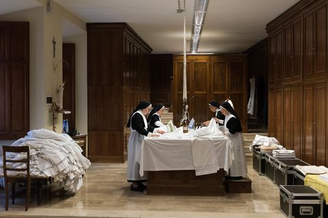 Auch im Vatikan wird schmutzige Wäsche gewaschen: In der Sakristei von Sankt Peter bügeln Ordensschwestern liturgische Gewänder