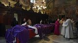 Nach einer Messe in der Lateran-Basilika des Vatikan trifft man sich in der Sakristei zu einem Schwätzchen