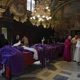 Nach einer Messe in der Lateran-Basilika des Vatikan trifft man sich in der Sakristei zu einem Schwätzchen
