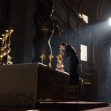 Unter der Kuppel des Doms Sankt Peter wird der wuchtige Hauptaltar mit Kreuz und Leuchtern geschmückt