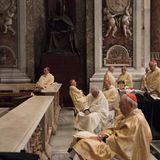 Kardinäle warten auf den Heiligen Vater. An hohen Feiertagen zelebrieren sie mit dem Papst die Messe