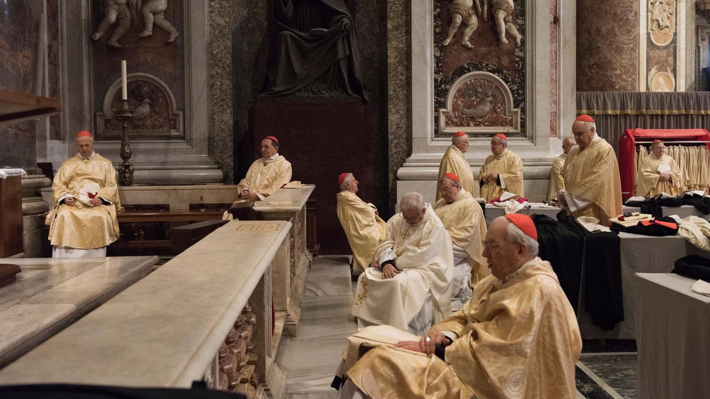 Kardinäle warten auf den Heiligen Vater. An hohen Feiertagen zelebrieren sie mit dem Papst die Messe