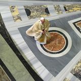 Papst Franziskus, hier auf dem Weg zur Messe, stand seit 2013 an der Spitze der katholischen Kirche des Vatikans. Er starb am 21. April im Alter von 89 Jahren