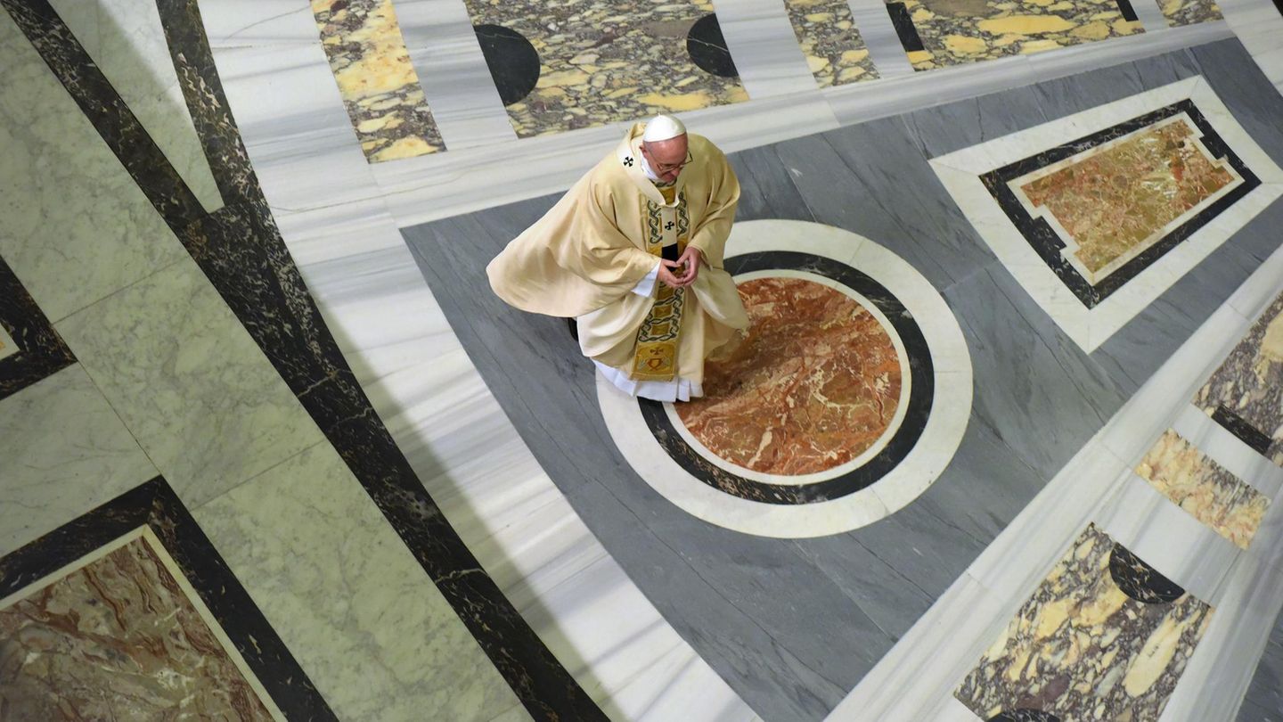Papst Franziskus, hier auf dem Weg zur Messe, stand seit 2013 an der Spitze der katholischen Kirche des Vatikans. Er starb am 21. April im Alter von 89 Jahren