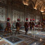 Die Schweizergarde schützt die Päpste seit 1506. Sie ist das einzig verbliebene von einst vier vatikanischen Armeekorps