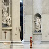 Ein Soldat der Schweizer Garde steht Wache. Seit der Renaissance tragen die Männer der Garde ihre bunten Uniformen