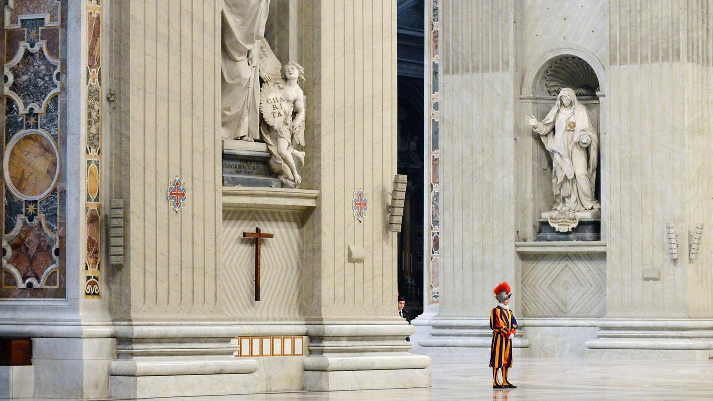 Ein Soldat der Schweizer Garde steht Wache. Seit der Renaissance tragen die Männer der Garde ihre bunten Uniformen