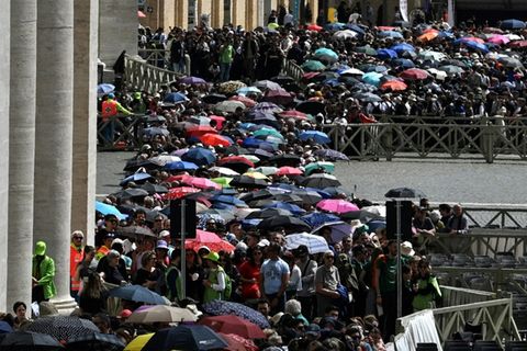 Die Besucherschlange auf dem Petersplatz
