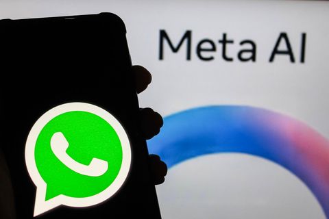 Ein Handy Display mit WhatsApp-Symbol wird vor das META AI-Symbol gehalten